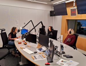 Studio DLF mit Moderatorin - Almut Skriver und Peter Heinzke
